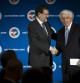 El presidente del Gobierno, Mariano Rajoy (i), saluda al presidente de la Cámara del Comercio de Washington, Ian Wagreich