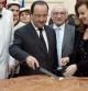 François Hollande y su compañera, Valérie Trierweiler, cortando el tradicional pastel de Reyes en el palacio del Elíseo, en enero de 2014