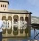 Turistas visitando los monumentos de la Alhambra y el Generalife de Granada