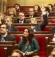 Momento del pleno del Parlament celebrado en el que el portavoz del PSC, Maurici Lucena, indica con la mano en alto a los diputados del grupo socialista que voten 'no' a la solicitud del traspaso de competencias a la Generalitat para convocar referendos