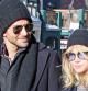 Bradley Cooper, Suki Waterhouse acuden muy abrigados al Festival de Cine Sundance