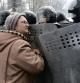 Una mujer ucraniana habla con los antidisturbios en Kiev