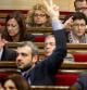 El portavoz del grupo parlamentario del PSC, Maurici Lucena, indica a sus diputados el sentido de su voto tras el debate de presupuestos para 2014. En segundo plano, los tres diputados socialistas considerados disidentes.