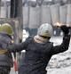 Los manifestantes han lanzado todo tipo de objetos a las autoridades en Kiev
