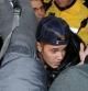 La estrella de pop de origen canadiense, JustinBieber (c), es visto hoy, miércoles 29 de enero de 2014, a su llegada a la estación de policía de Toronto