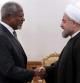 El exsecretario general de las Naciones Unidas KofiAnnan (i) estrecha la mano del presidente de Irán, Hasán Rohaní