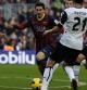Leo Messi intenta superar a los defensas del Valencia