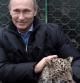 Putin acaricia un cachorro de leopardo