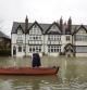 Un hombre empuja su canoa por una calle inundada en Datchet, cerca de Londres (Reino Unido). El temporal de lluvia que azota al Reino Unido ha provocado las peores inundaciones en décadas
