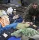 Un hombre muestra sus respetos a un grupo de personas que murieron durante los disturbios en Kiev (Ucrania) y yacen en el suelo
