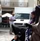 Una mujer vestida con niqab, paseando por la plaza Mercadal de Reus, en julio de 2013