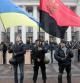 Manifestantes opositores ondean banderas ante el Parlamento ucraniano en Kíev