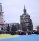 Varios ucranianos sostienen una bandera gigante de su país en la Plaza de la Independencia de Kíev el día después de la desitución de Yanukóvich