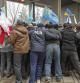 Activistas prorrusos empujan a manifestantes Tatar durante una manifestación convocada en Simferopol, Crimea (Ucrania) hoy, miércoles 26 de febrero de 2014