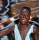 Una emocionadísima Lupita Nyong'o con su Oscar a la mejor actriz de reparto por '12 años de esclavitud'