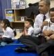 Obama junto a niños en una escuela