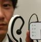 Un ingeniero muestra el 'wearable' inventado por Kazuhiro Taniguchi