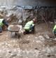 Arqueólogos trabajando en el tramo de Vía Augusta romana hallada bajo el Mercado de Sant Antoni