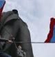 Manifestantes prorrusos ondean banderas de la Federación Rusa bajo una estatua de Lenin en Donetsk