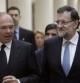 El presidente del Gobierno, Mariano Rajoy, junto al presidente del Senado, Pio García Escudero, a su llegada a la sesión de control al Gobierno que se celebra esta tarde en el pleno de la Cámara Alta.