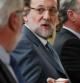Mariano Rajoy señala al ministro de Agricultura Miguel Ángel Arias Cañete, en un acto en la Moncloa