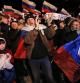 Ciudadanos de Simferopol celebran el cierre de urnas con banderas rusas.