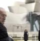 Iñaki Azkuna, alcalde de Bilbao, frente al Museo Guggenheim, junto a la ría de Bilbao, en enero de 2014