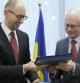 Yatseniuk y Van Rompuy tras firmar el acuerdo