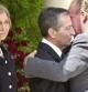 El Rey Juan Carlos abraza al expresidente del Gobierno Adolfo Suárez, en presencia de la Reina Sofía, para expresarle el pésame por la muerte de su esposa, Amparo Illana