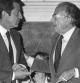 Sintonía. Adolfo Suárez y Santiago Carrillo, en una foto de 1982. Ambos alcanzaron un notable grado de sintonía personal. Forjaron los pactos de la Moncloa. Carrillo proponía un gobierno de concentración y UCD llegó a estudiar una coalición con el PCE