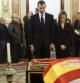 Los Príncipes de Asturias, Felipe y Letizia, ante el féretro del expresidente del Gobierno Adolfo Suárez