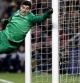 Thibaut Courtois realiza una estirada durante el partido entre el Barça y el Atlético de Madrid