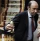 El portavoz del PSOE, Alfredo Pérez Rubalcaba, se dirige a la tribuna de oradores del Congreso.