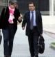 La exdirectora financiera de Innova, Ester Ventura , llegando a los juzgados de Reus con su abogado, Josep María Pou