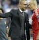 Guardiola da indicaciones a Robben durante el partido frente al Real Madrid