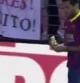 Alves se come un plátano lanzado por un aficionado del Villarreal