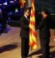 El president de la Generalitat, Artur Mas, entrega al comisario jefe de los Mossos d'Esquadra, Josep Lluís Trapero, la bandera del cuerpo