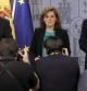 La vicepresidenta del Gobierno, Soraya Saéz de Santamaría,c, acompañada por los ministros de Economía, Luis de Guindos,iz., y de Hacienda, Cristóbal Montoro, poco antes de la rueda de prensa posterior al Consejo de Ministros celebrado hoy.