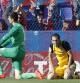 Courtois y Godin se lamentan del gol del Levante