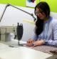 Farah, una de las usuarias de 'El Cosidor', trabajando