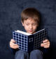 Un niño lee un libro