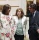 El expresidente del Gobierno José María Aznar conversa con la vicepresidenta del Gobierno, Soraya Sáenz de Santamaría (c), la alcaldesa de Madrid, Ana Botella (2i), y el presidente del Congreso Jesús Posada (i), a su llegada al acto de precampaña electoral organizado por el Foro ABC, en el que Aznar ha presentado al candidato del PP a las europeas Miguel Arias Cañete (d).