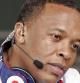 El productor musical y rapero Dr. Dre, con unos auriculares de su marca Beats