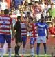 El árbitro muestra tarjeta amarilla al jugador del Granada Fran Rico (c) tras provocar penalti a favor del Almería durante el partido de la trigésima séptima jornada de Liga de Primera División disputado esta tarde en el estadio de Los Cármenes