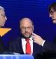 El luxemburgués Jean-Claude Juncker (PPE) habla con el belga Guy Verhofstadt (Liberal) y el alemán Martin Schulz (PSE)