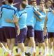 El delantero argentino del FC Barcelona, Leo Messi, junto a sus compañeros durante el entrenamiento que ha realizado la plantilla azulgrana, en la Ciudad Deportiva Joan Gamper, para preparar el partido correspondiente a la última jornada de liga que mañana disputarán ante el Atlético de Madrid en el Camp Nou de Barcelona