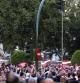 Alegría de los aficionados del Atlético de Madrid que celebran, esta tarde en la plaza de Neptuno de Madrid, la proclamación de su equipo como campeón de la Liga