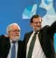 El presidente del Gobierno, Mariano Rajoy, saluda junto al cabeza de lista del PP en las elecciones europeas, Miguel Arias Cañete, durante el mitin de campaña para las elecciones europeas