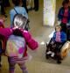 Marina, con su abuela y su hermano, junto a las escaleras que conducen a las aulas del primer piso