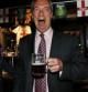 El líder del UKIP, Nigel Farage, celebra el buen resultado de su partido en las elecciones municipales de Inglaterra en un pub de South Benfleet
